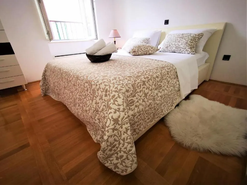 Iron Gates Apartments Split Croacia